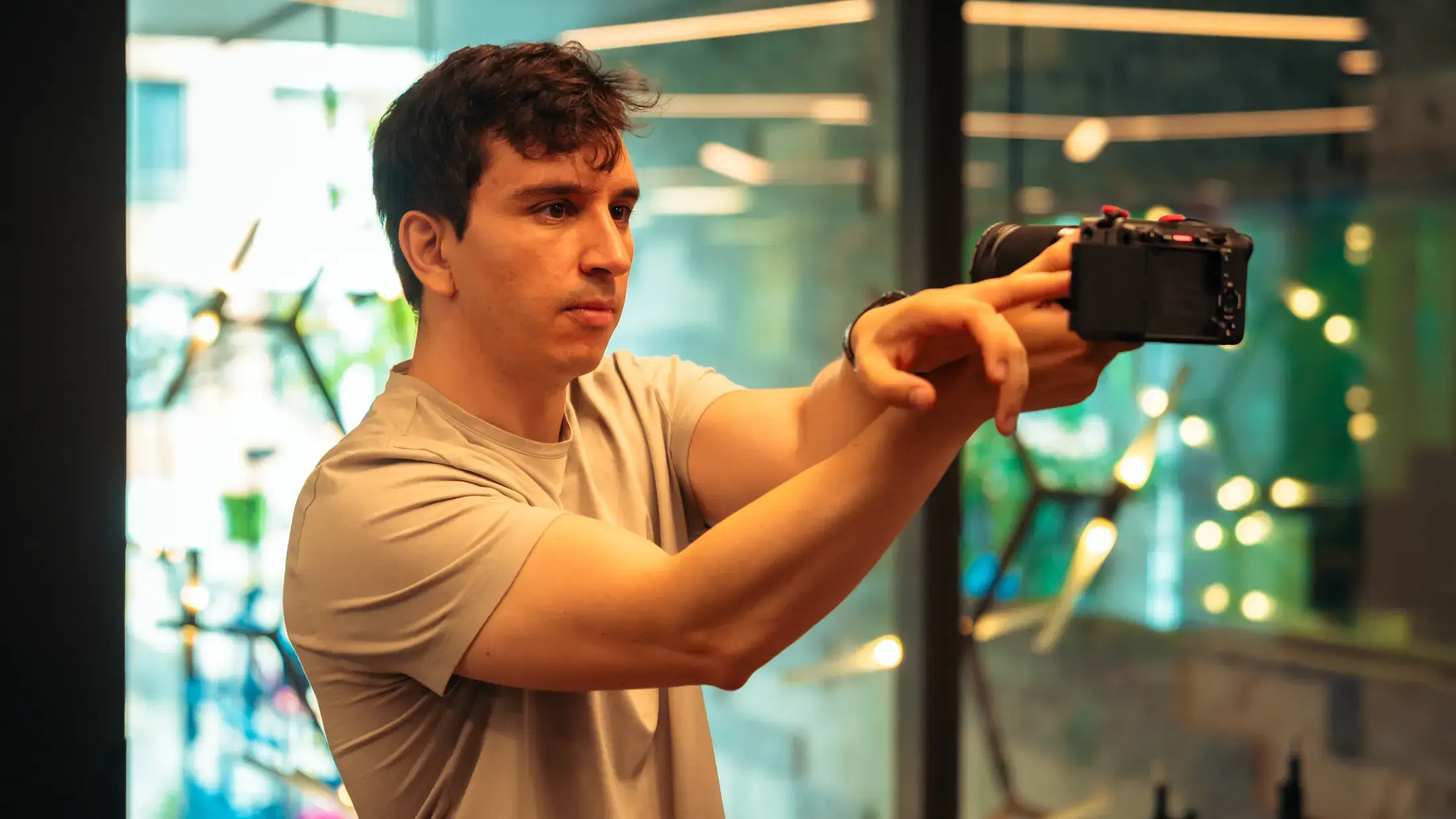 Matías Gajardo grabando con la cámara en mano